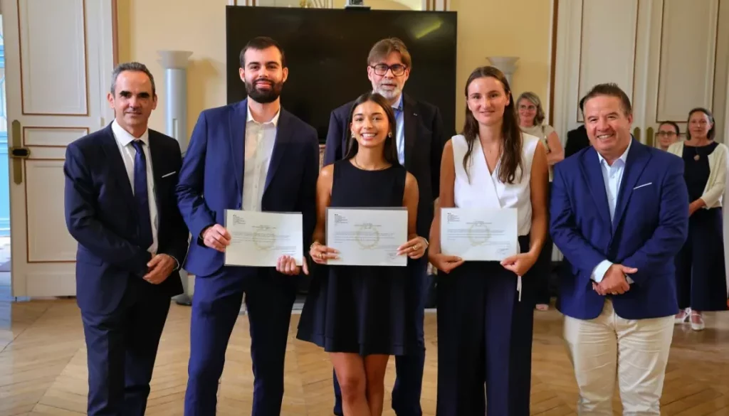 Lauréats du DSCG 2024 posant avec leurs parchemins lors de la cérémonie nationale