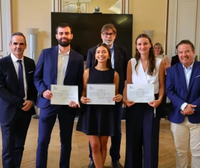 Lauréats du DSCG 2024 posant avec leurs parchemins lors de la cérémonie nationale