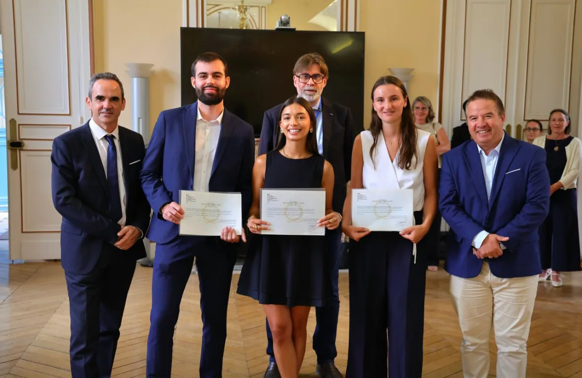 Lauréats du DSCG 2024 posant avec leurs parchemins lors de la cérémonie nationale